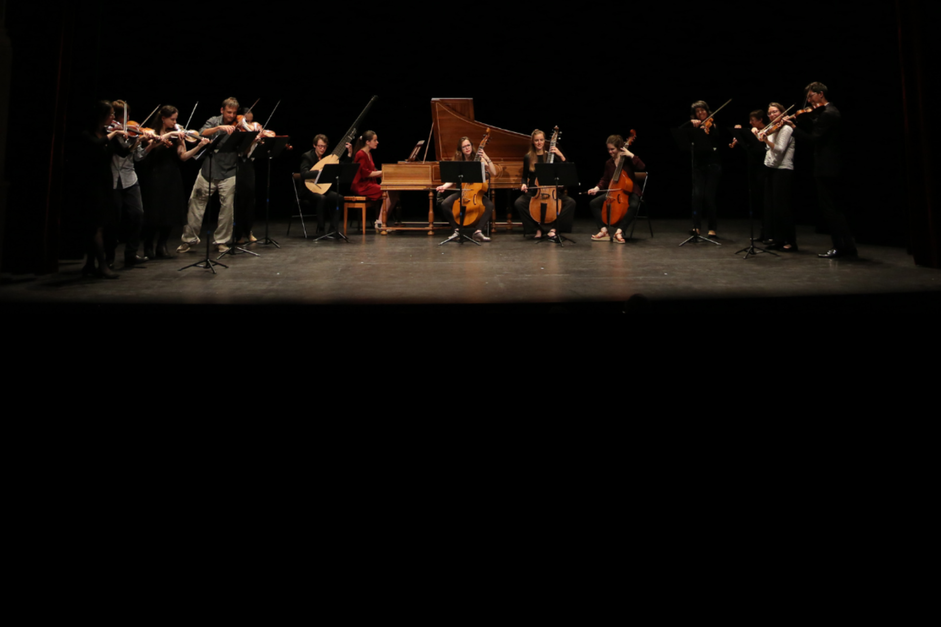 Foto de los músicos de la academia tocando un concierto